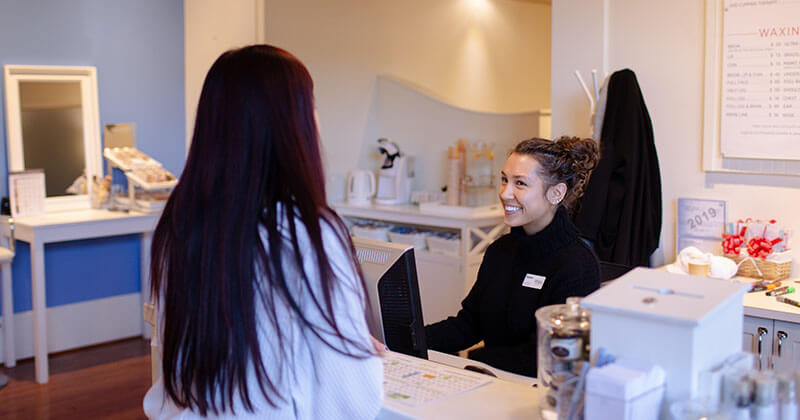 inspa-front-desk-staff-greeting-and-serving-customer